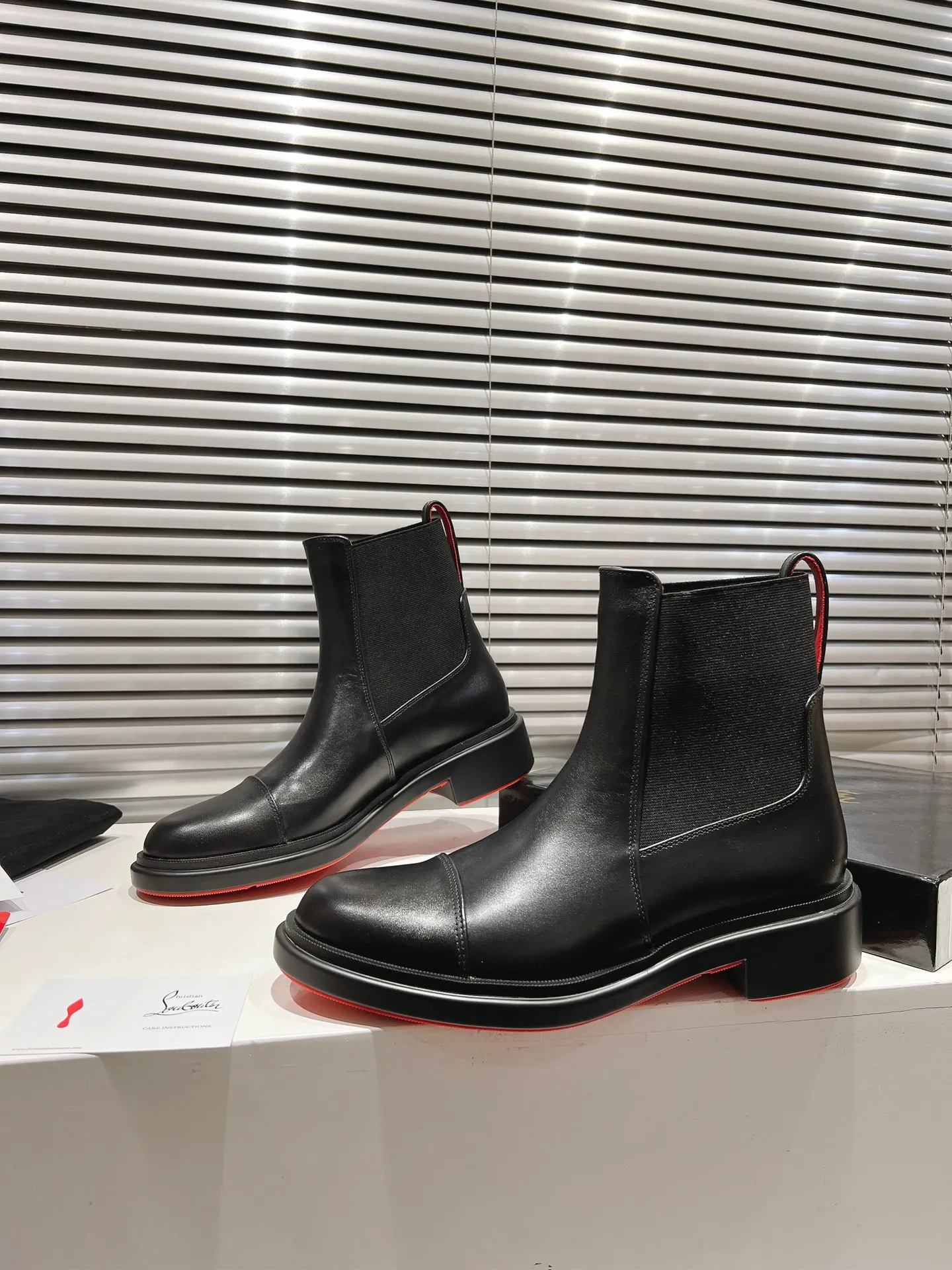 👟👟Ex-factory price 800👟👟 ╔Chelsea black nude boots╗ ·Top version customization·2024𝐬𝐬 Urbino Chelsea ankle boots are charming with smooth lines. The boots are made of black calfskin and feature a tonal rubber sole with the signature Maison Christian Louboutin Loubi red. This urban style features a heel tab and elastic side panels making it easy to put on 𝑪𝒉𝒓𝒊𝒔𝒕𝒊𝒂𝒏 𝑳𝒐𝒖𝒃𝒐𝒖𝒕𝒊𝒏 ▪️No matter the last shape, fabric, diamonds, nails, lining, outsole, they are all as close to ZP as possible... ▪️The original sole is specially provided by the original factory ▪️The lining is imported water-dyed cowhide ▪️Private customization time is about 3-7 days —————— Size: Men's 39M-47M